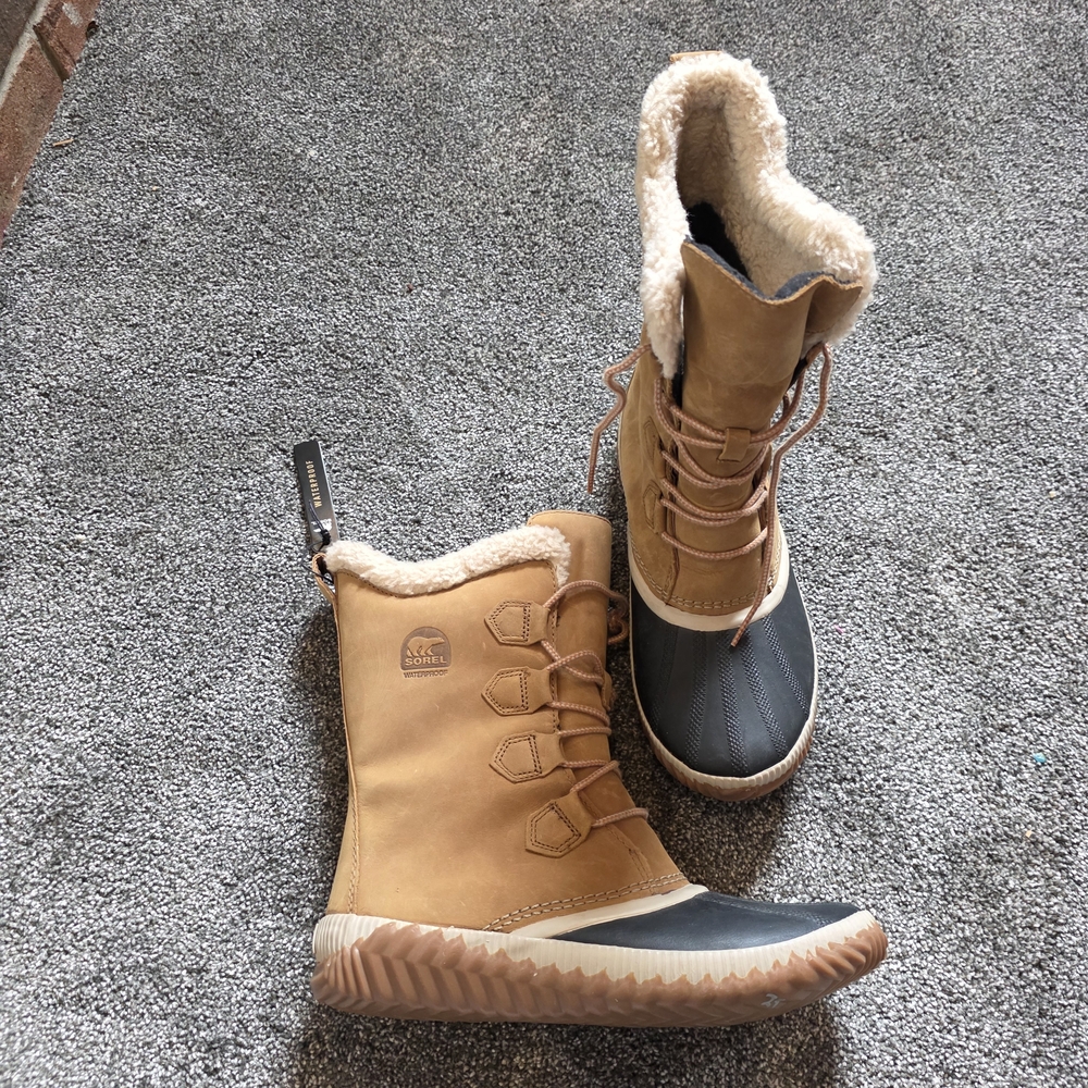 Women's Tan and Black Winter Boots